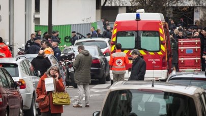 Domniemany sprawca ataku w Paryżu oddał się w ręce policji 