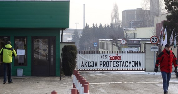 Drugi dzień pod ziemią protestują górnicy z przeznaczonej do likwidacji kopalni Kompanii Węglowej - Brzeszcze koło Oświęcimia. Rano dołączyli do nich górnicy z kopalni Bobrek Centrum w Bytomiu oraz Sośnica-Makoszowy w Gliwicach. Po nocnych zmianach w każdej z nich nie wyjechało na powierzchnię po kilkudziesięciu górników.