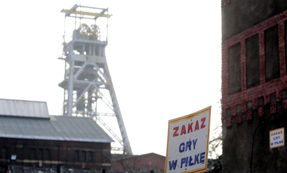 „Kompania Węglowa nie ma już czasu na negocjacje, rządowy plan naprawczy jest prezentowany załogom kopalń. Ja się w pełni pod nim podpisuję” - powiedział prezes KW Krzysztof Sędzikowski. I zastrzegł, że liczy na odpowiedzialność związków. Zgodnie z planem naprawczym - przyjętym przez rząd - cztery nierentowne kopalnie należące do KW zostaną zamknięte. 