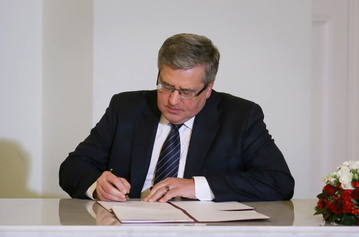 Pisemne powiadomienie wszystkich wyborców o dniu i zasadach głosowania, głosowanie z użyciem przezroczystych urn i 9-letnie kadencje członków Państwowej Komisji Wyborczej - to proponowane przez prezydenta zmiany w Kodeksie Wyborczym. Bronisław Komorowski skierował dziś projekt do Sejmu. 