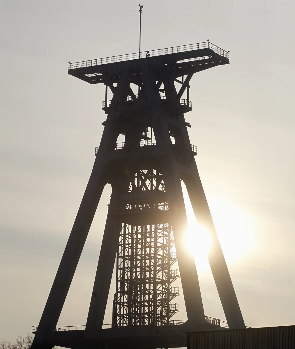 W miejscu likwidowanych kopalń powstaną specjalne strefy ekonomiczne - zapowiada wicepremier i minister gospodarki Janusz Piechociński. Według niego wszyscy górnicy dołowi, mają znaleźć w nich pracę.