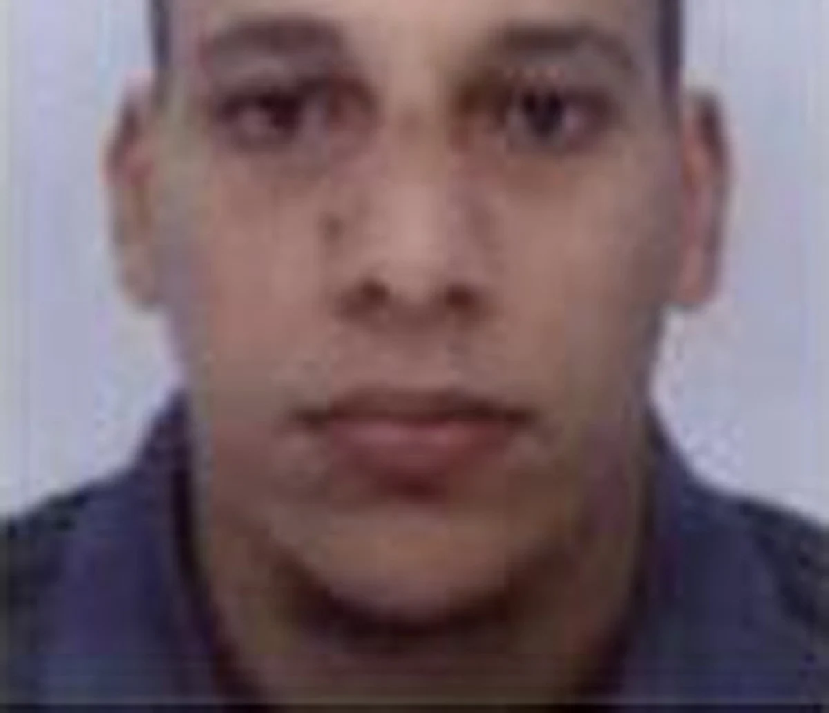 32-letni Cherif Kouachi - jeden z dwóch zamachowców, którzy zaatakowali wczoraj siedzibę tygodnika „Charlie Hebdo” w Paryżu, był od lat dobrze znany policji. Mężczyzna wychował się w sierocińcu, w Paryżu pracował m.in. jako dostawca pizzy. Francuskie media publikują informacje dotyczące dwóch sprawców zamachu na redakcję satyrycznego tygodnika "Charlie Hebdo". W zamachu zginęło 12 osób, w tym zabici z zimną krwią główni rysownicy tygodnika.