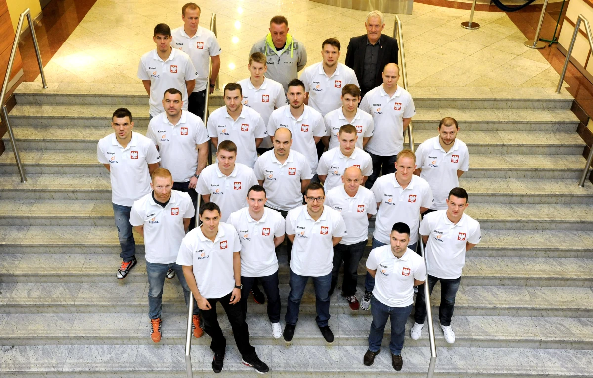 "Z dnia na dzień z moimi plecami jest coraz lepiej, ale powrót do optymalnej formy zajmie jeszcze kilka dni" - mówi w RMF FM bramkarz reprezentacji Polski piłkarzy ręcznych Piotr Wyszomirski. Biało-czerwoni odlecieli dziś do Hiszpanii na ostatni turniej towarzyski przed mistrzostwami świata. Prosto z Półwyspu Iberyjskiego udadzą się do Kataru, gdzie w pierwszym meczu mundialu - 16. stycznia - zagrają z Niemcami. 