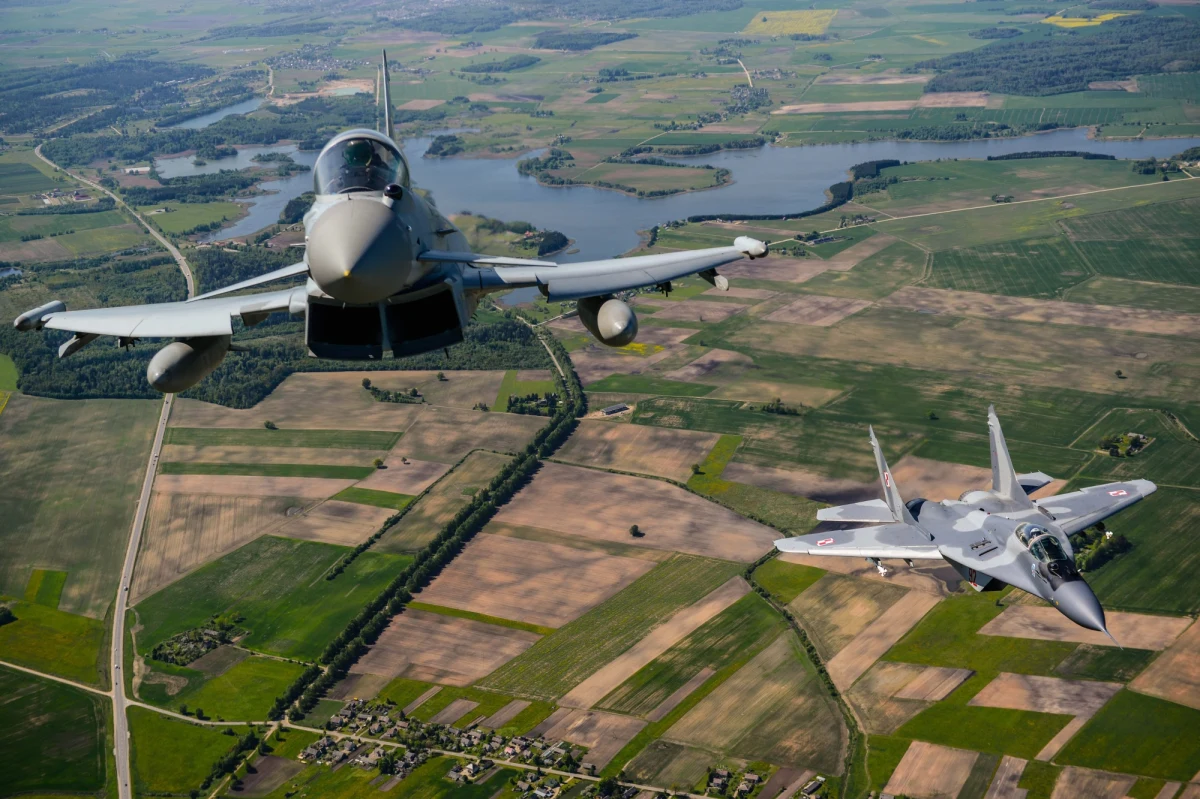 Cztery polskie MiG-i rozpoczynają służbę nad krajami bałtyckimi. To kolejna zmiana kontyngentu "Orlik", który ma strzec nieba Litwy, Łotwy i Estonii. Te państwa nie mają swojego lotnictwa. 