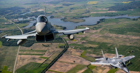 Cztery polskie MiG-i rozpoczynają służbę nad krajami bałtyckimi. To kolejna zmiana kontyngentu "Orlik", który ma strzec nieba Litwy, Łotwy i Estonii. Te państwa nie mają swojego lotnictwa. 