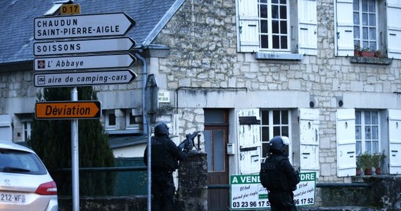 Poszukiwania dwóch zamachowców, którzy zastrzelili wczoraj 12 osób w Paryżu, wciąż nie przyniosły rezultatu. 80 km na północ od francuskiej stolicy antyterroryści przeszukali gospodarstwa rolne. Przestępcy napadli tam na stację benzynową. Według jej właściciela mieli przenośną wyrzutnię rakiet.