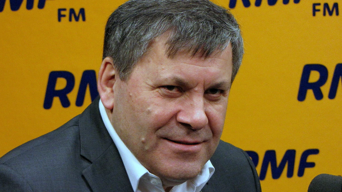 „Nikt nie chce wojny z górnikami. I menadżerowie górniczy i politycy odpowiedzialni za górnictwo wyraźnie mówili, że nie można podnosić kosztów i płac w oderwaniu od efektywności wydobycia” – mówi wicepremier i minister gospodarki Janusz Piechociński w Kontrwywiadzie RMF FM. „Doszliśmy do przekonania, że jedynym warunkiem uratowania pozostałych miejsc pracy jest wycofanie z eksploatacji tych 4 kopalń” – dodaje. „3 lata temu Kompania Węglowa przyniosła duże zyski, ale wtedy cena węgla była w granicach 100 dolarów albo więcej za tonę” – komentuje. Dodaje, że przez 2 lata były prowadzone rozmowy z górnikami, ale po stronie związkowej dyskutowano tylko o tym, co środowisko górnicze ma dostać w zamian. „Przenosząc na wątek medyczny, mamy zapalenie wyrostka i możemy czekać w nieskończoność aż samo przejdzie albo ciąć” – ocenia Janusz Piechociński.