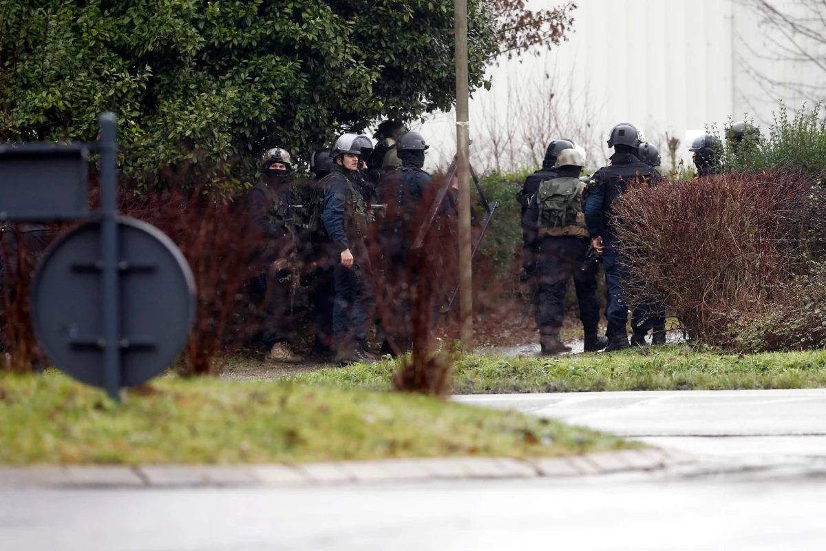 Co najmniej dwie osoby zginęły w sklepie koszernym w Paryżu, w  którym napastnik wziął kilku zakładników - podała agencja France Press, powołując się na źródła. Być może przestępca to ten sam mężczyzna, który wczoraj zastrzelił policjantkę. Trwa też akcja antyterrorystów w drukarni w Dammartin-en-Goele, gdzie ukryli się terroryści, którzy wiele na to wskazuje, odpowiadają za atak na siedzibę "Charlie Hebdo". 