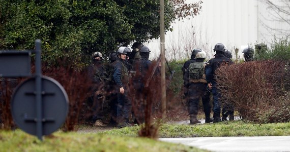 Co najmniej dwie osoby zginęły w sklepie koszernym w Paryżu, w  którym napastnik wziął kilku zakładników - podała agencja France Press, powołując się na źródła. Być może przestępca to ten sam mężczyzna, który wczoraj zastrzelił policjantkę. Trwa też akcja antyterrorystów w drukarni w Dammartin-en-Goele, gdzie ukryli się terroryści, którzy wiele na to wskazuje, odpowiadają za atak na siedzibę "Charlie Hebdo". 