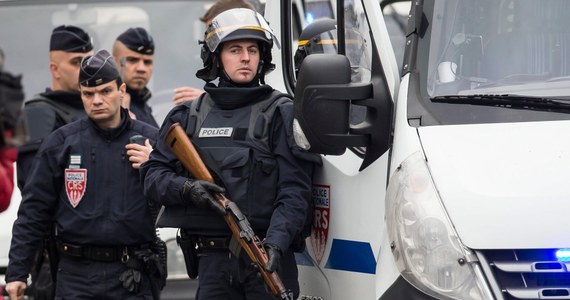 Kolejny dzień Francja zmaga się z aktami terroru i kolejny dzień państwo sobie z nimi nie radzi. Napastnicy w kilku już miejscach przetrzymują nieznaną liczbę zakładników. Nikt nie potrafi zagwarantować, że spirala terroru nie nakręci się jeszcze bardziej. Nawet oparta na prawie demokracja powinna w tej sytuacji sięgnąć po ostateczne wyjście; natychmiastową eliminację napastników.