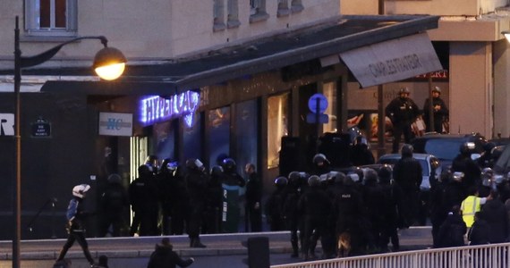 Francuska policja zabiła dwóch braci podejrzewanych o środowy zamach na tygodnik "Charlie Hebdo". Mężczyźni od rana przetrzymywali w drukarni w miejscowości Dammartin-en-Goele zakładnika. Podczas policyjnego szturmu został uwolniony. Zakończył się także szturm na sklep koszerny w Paryżu, gdzie od kilku godzin napastnik przetrzymywał kilka osób. Według policyjnych źródeł co najmniej 4 zakładników nie żyje. Napastnik został zabity.