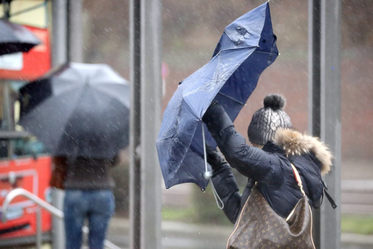 Silny wiatr nad Polską. W Krakowie zerwana gwałtownym podmuchem wielkoformatowa reklama raniła przechodzącą kobietę. 