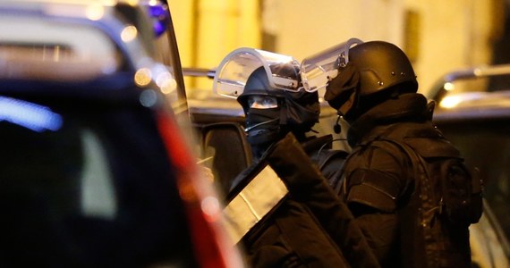 Uzbrojony mężczyzna, który w piątek wziął dwie zakładniczki w sklepie jubilerskim w Montpellier na południu Francji, dzisiaj nad ranem oddał się w ręce policji. Pracownice sklepu, które przetrzymywał, są całe i zdrowe - poinformowała prokuratura.