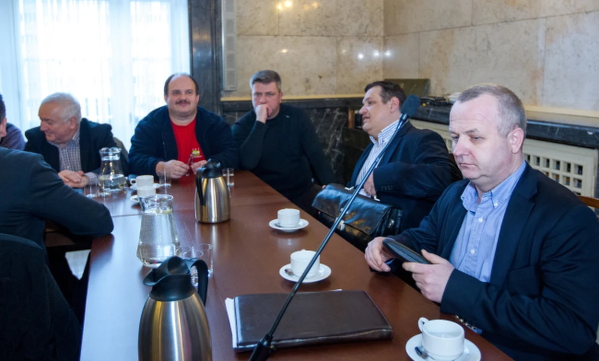 Rozmowy delegacji rządowej z przedstawicielami górniczych związków zawodowych, poświęcone planowi naprawczemu dla Kompanii Węglowej zostały zerwane. Związkowcy twierdzą, że strona rządowa przyjechała na to spotkanie bez pełnomocnictw na podpisywanie dokumentów

