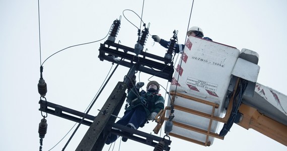 Nawet do niedzielnego poranka potrwa usuwanie awarii zasilania w północnej Polsce. Bez prądu jest prawie 70 tysięcy odbiorców. Wszystko przez silny wiatr.
