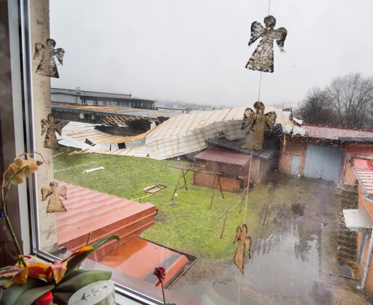 12 rannych, prawie 350 tys. tysięcy odbiorców bez prądu - to skutki, wichur które przeszły nad Polską. Od wczoraj strażacy interweniowali ponad 2,5 tys. razy. Usuwają powalone drzewa i naprawiają zerwane dachy.