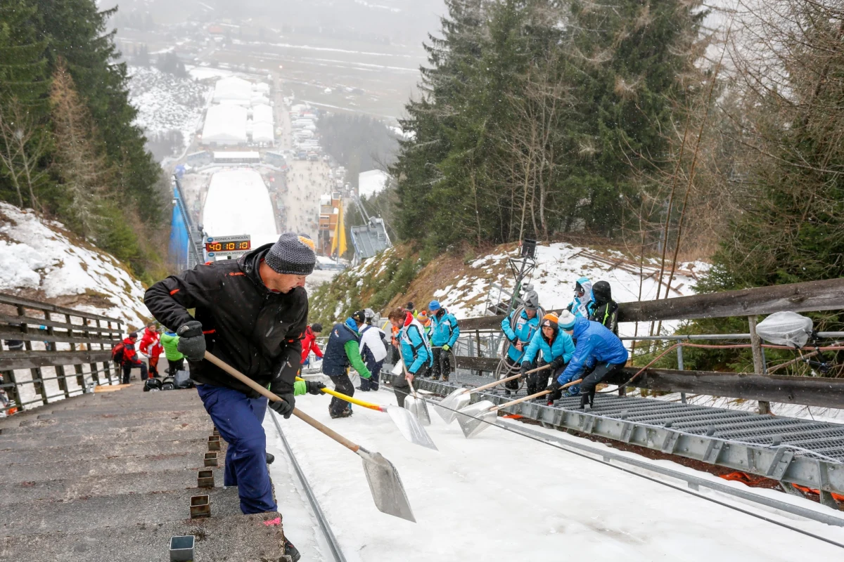 ​Z powodu bardzo złych warunków atmosferycznych odwołano dzisiejszy konkurs Pucharu Świata na mamuciej skoczni narciarskiej Kulm w austriackim Bad Mitterndorf. W pierwszym, wczorajszym, wygrał Niemiec Severin Freund. Polacy zdominowali natomiast zawody Pucharu Kontynentalnego w Wiśle Malince. Wygrał je Maciej Kot, a na podium znaleźli się też Klemens Murańka i Dawid Kubacki.