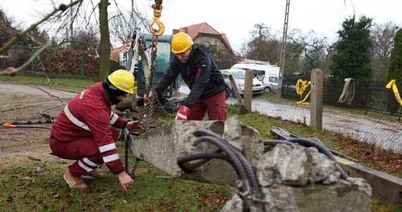 Tysiące połamanych drzew, ponad 350 uszkodzonych budynków i 12 osób rannych - to wstępny bilans wichur, które w weekend przechodzą nad Polską. Od wczoraj strażacy interweniowali już około 5 tysięcy razy. W całym kraju prądu nie ma ponad 230 tysięcy gospodarstw.