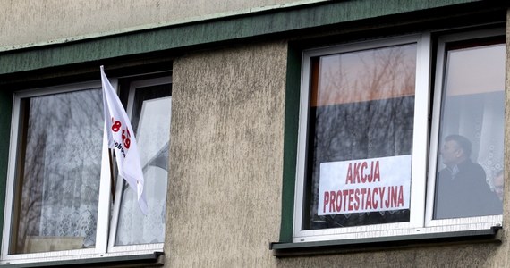 Działające w górnictwie związki zawodowe zapowiedziały na dziś akcję protestacyjną w całym regionie śląsko-dąbrowskim. Na razie nie chcą zdradzać szczegółów, ale nie wykluczają przyłączenia do protestu zakładów z innych branż. Jak podkreślają związkowcy, scenariusz strajku trzymają w tajemnicy, bo chodzi o efekt zaskoczenia. Przed godziną siódmą rano pojawiła się informacja, że do Warszawy wybierają się kobiety ze Śląska. 