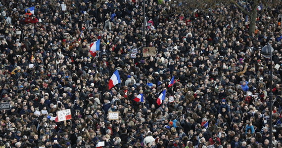 Francuska prasa zgodnie ocenia, że niedzielna demonstracja przeciwko terroryzmowi to historyczny dzień. Uczestniczyło w niej cztery miliony osób. "To największa manifestacja od wyzwolenia (Francji spod okupacji hitlerowskiej)! Coś niesłychanego stało się na ulicach Francji" - donosi  lewicowy dziennik "Liberation".