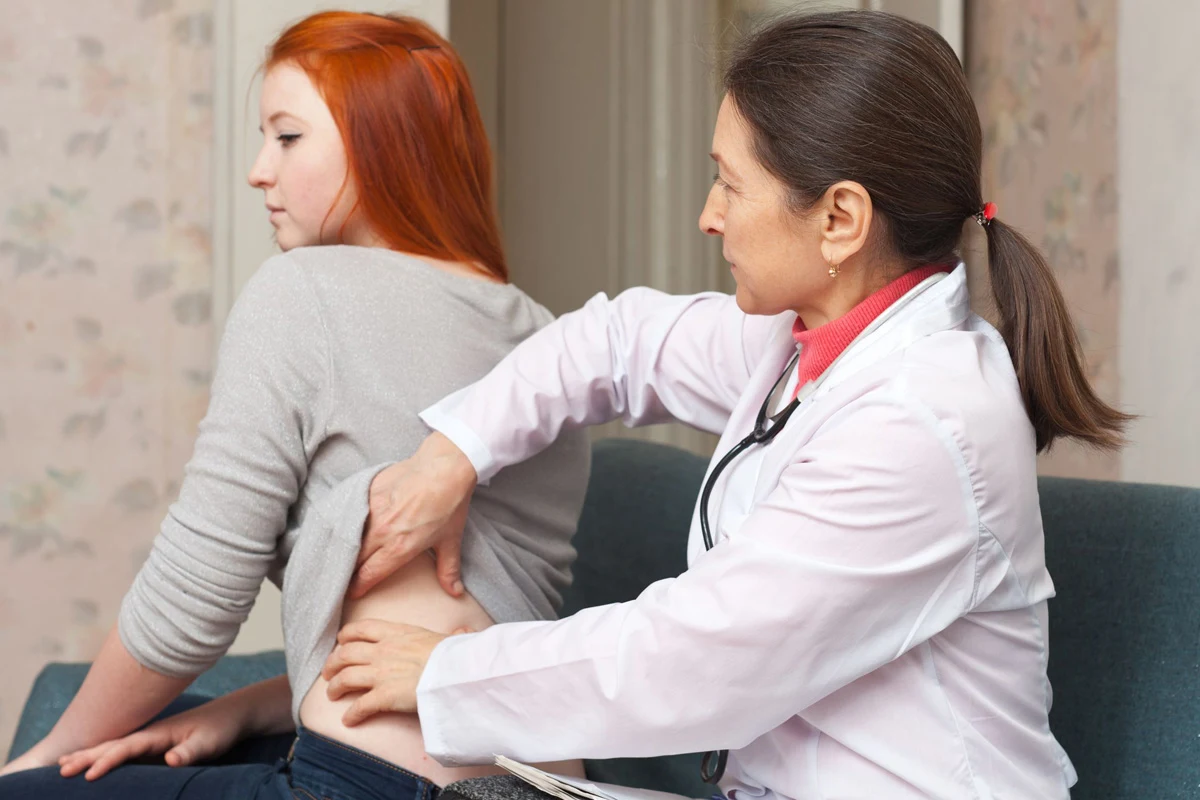 Kolka nerkowa zwykle jest wywoływana przez przeciskający się przez moczowód złóg, który ogranicza lub blokuje przepływ moczu.