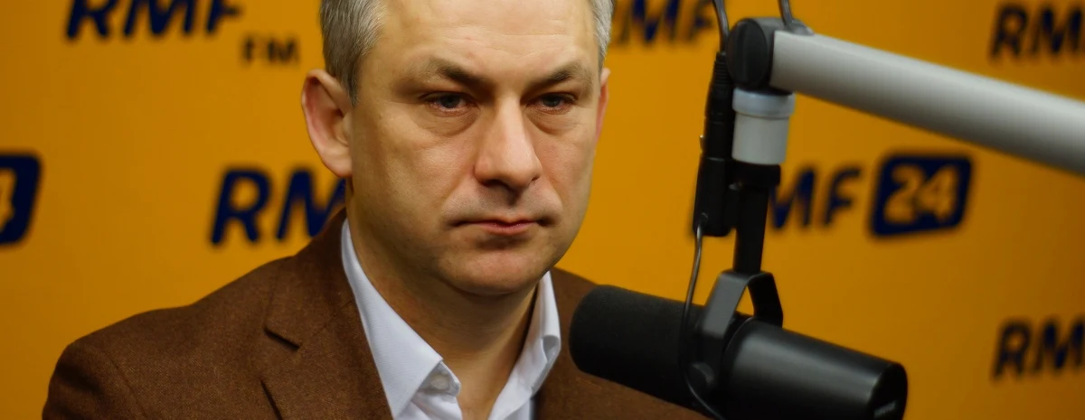 „Dostałem porządny łomot od Millera. Chcę, żeby ze mną rozmawiał. Wolałbym dyskutować a nie, żeby mnie wyrzucano za to, że miałem odwagę powiedzieć to, co myśli 80 proc. ludzi w partii” – tak o swoim zawieszeniu w prawach członka SLD mówi w Kontrwywiadzie RMF FM Grzegorz Napieralski. „ SLD brakuje poważnego zastanowienia się, gdzie jest nasze miejsce na scenie politycznej. Czas na poważne zmiany” – ocenia. Gość RMF FM zaznacza, że żeby zostać wyrzuconym z partii, muszą być jakieś argumenty. „ Ja ich nie usłyszałem” – dodaje. „Będę walczył, żeby zostać w SLD. 20 lat jestem w tej partii i jestem z tymi ludźmi, czuję się w niej dobrze” – zaznacza Napieralski.