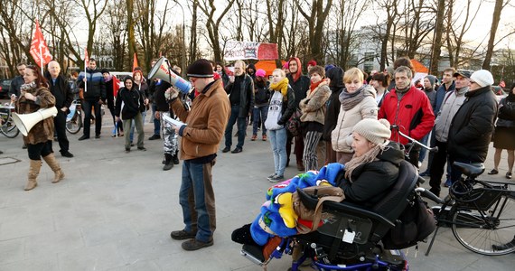 Jutro przed kancelarią premiera będą protestować opiekunowie niepełnosprawnych dzieci i dorosłych - dowiedział się nasz reporter Grzegorz Kwolek.