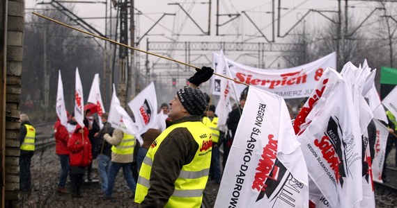 Rozszerzenie pakietów osłonowych i sprzedaż nierentownych kopalń. Z takimi propozycjami dla górników, jedzie na Śląsk, Ewa Kopacz. O godzinie 14 ma się spotkać ze związkowcami w Urzędzie Wojewódzkim w Katowicach. Przyjazd premier był jednym z warunków wznowienia rozmów ze związkowcami. Nie czekając na ich wyniki w Katowicach związkowcy wyszli na tory. 