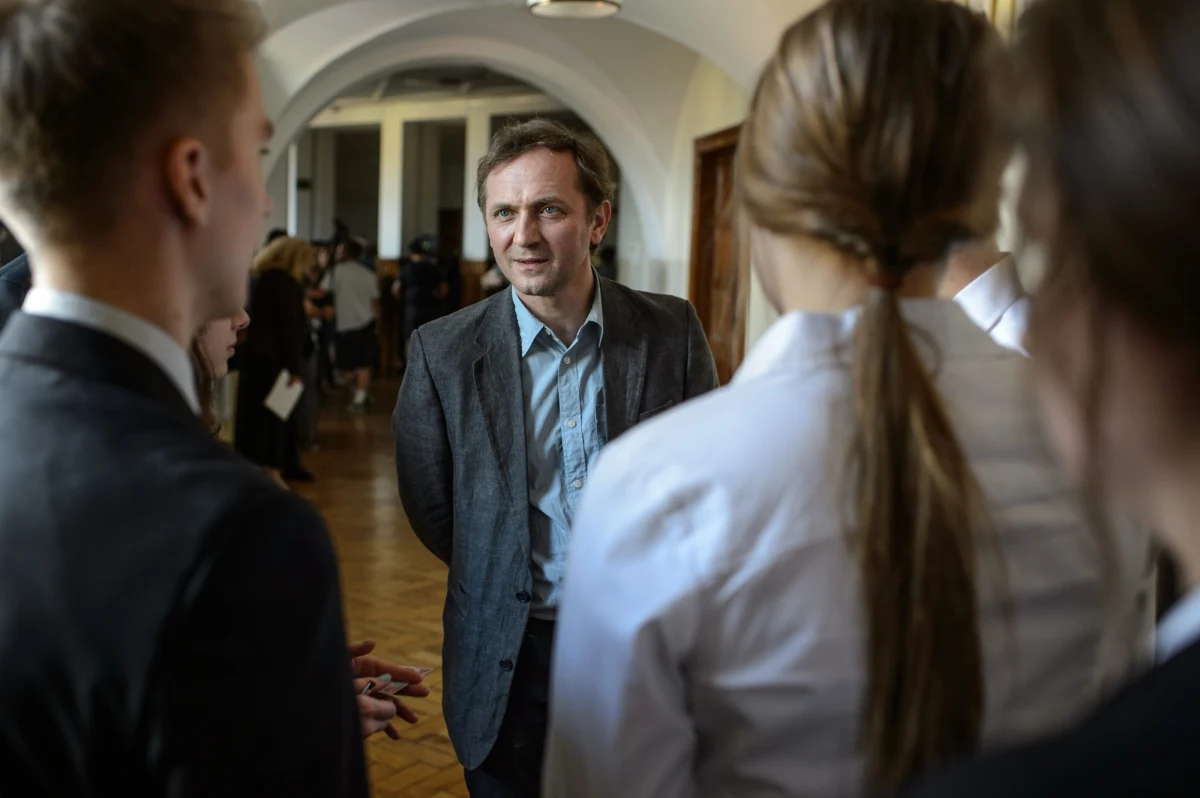 Nauczyciel z liceum ukrywający przed otoczeniem, że stopniowo traci wzrok - to nowe filmowe wcielenie Andrzeja Chyry. "Carte blanche" w reżyserii Jacka Lusińskiego, historia inspirowana prawdziwymi wydarzeniami, trafi do kin 23 stycznia.