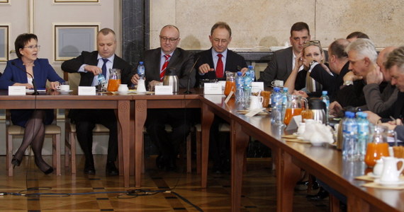 Po blisko 12 godzinach bez porozumienia zakończyły się prowadzone w Katowicach rozmowy premier Ewy Kopacz i górniczych związków zawodowych na temat rządowego planu naprawczego Kompanii Węglowej. Negocjacje mają być kontynuowane. 