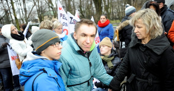 W Warszawie ruszył protest opiekunów osób niepełnosprawnych - dorosłych i dzieci. Kilkadziesiąt osób zgromadziło się przed kancelarią premiera. Domagają się zwiększenia świadczeń, które otrzymują z tytułu opieki nad dziećmi. Organizatorzy chcą spotkania z premier Ewą Kopacz i udziału w nim mediów. 