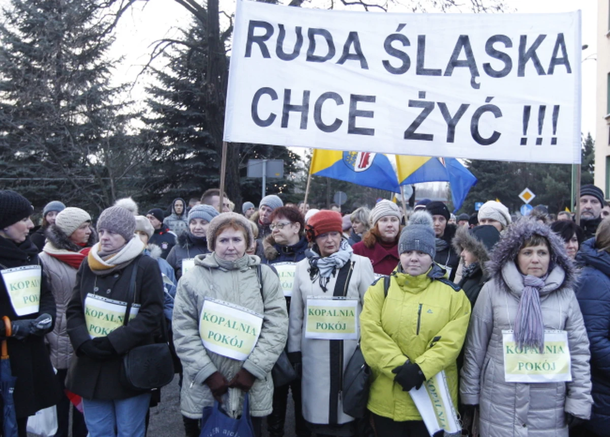 W ciągu najbliższych kilkudziesięciu godzin górniczy sztab protestacyjny opracuje kolejną propozycję porozumienia, którą przekaże rządowi - poinformowali liderzy działających w górnictwie central związkowych podczas konferencji prasowej w Katowicach. W nocy – po 12 godzinach – bez porozumienia zakończyło się spotkanie górników z premier Ewą Kopacz. Według związkowców obecnie pod ziemią protestuje kilka tysięcy górników z 12 zakładów.