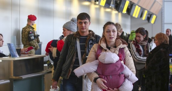 Pierwszy samolot z osobami polskiego pochodzenia, ewakuowanymi z Donbasu na wschodniej Ukrainie, odleciał z lotniska w Charkowie. Samolot wyląduje w bazie wojskowej w Krasnołęce w powiecie malborskim. Na wyjazd z Donbasu do Polski zdecydowało się 178 osób.