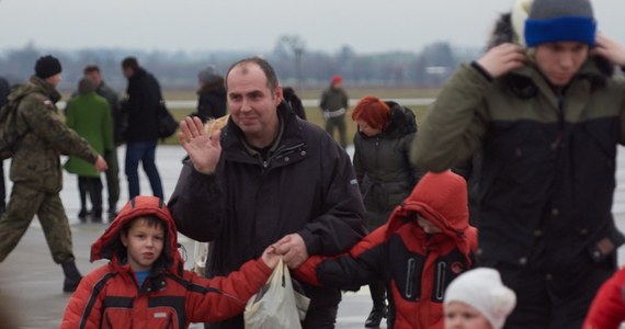 Na lotnisku w Królewie Malborskim wylądowały trzy samoloty z Charkowa. To wojskowe maszyny typu CASA z polskimi uchodźcami ze wschodniej Ukrainy. Po południu wylądują jeszcze dwie samoloty. W sumie na opuszczenie swoich domów zdecydowało się 178 osób. Zostaną umieszczeni w Kompleksie Recepcyjno-Wypoczynkowym w Łańsku oraz w ośrodku Caritasu w Rybakach.