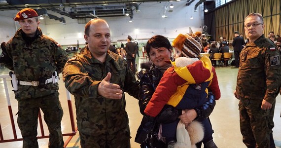 "Podróż była bardzo trudna, ale dziękujemy Polsce, że się udało" - mówili naszemu reporterowi Polacy ewakuowani z Donbasu. Jak twierdzili, nie wahali się, czy skorzystać z możliwości ucieczki z ogarniętych wojną terenów. Na lotnisku w Królewie Malborskim wylądowało 5 wojskowych samolotów z Charkowa. W sumie na opuszczenie swoich domów zdecydowało się 178 osób. Zostaną umieszczone w Kompleksie Recepcyjno-Wypoczynkowym w Łańsku i ośrodku Caritasu w Rybakach.