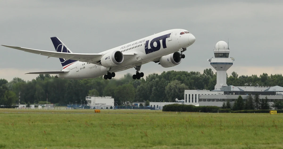 "Dreamliner LOT, który miał wylecieć z lotniska Krabi w Tajlandii do Warszawy od kilku godzin jest uziemiony. Obsługa poinformowała o awarii i odesłała pasażerów na lotnisko. Problem dotyczy zapewne instalacji elektrycznej maszyny, bo podczas próby usunięcia usterki wyłączano prąd.  Nowa data odlotu nie jest znana" - poinformował nas na Gorącą Linię RMF FM nasz internauta. "Samolot wygenerował raport, który wskazał na potrzebę przeglądu jednego z układów" - odpowiada biuro prasowe PLL LOT pytane o to, co dzieje się z maszyną.  