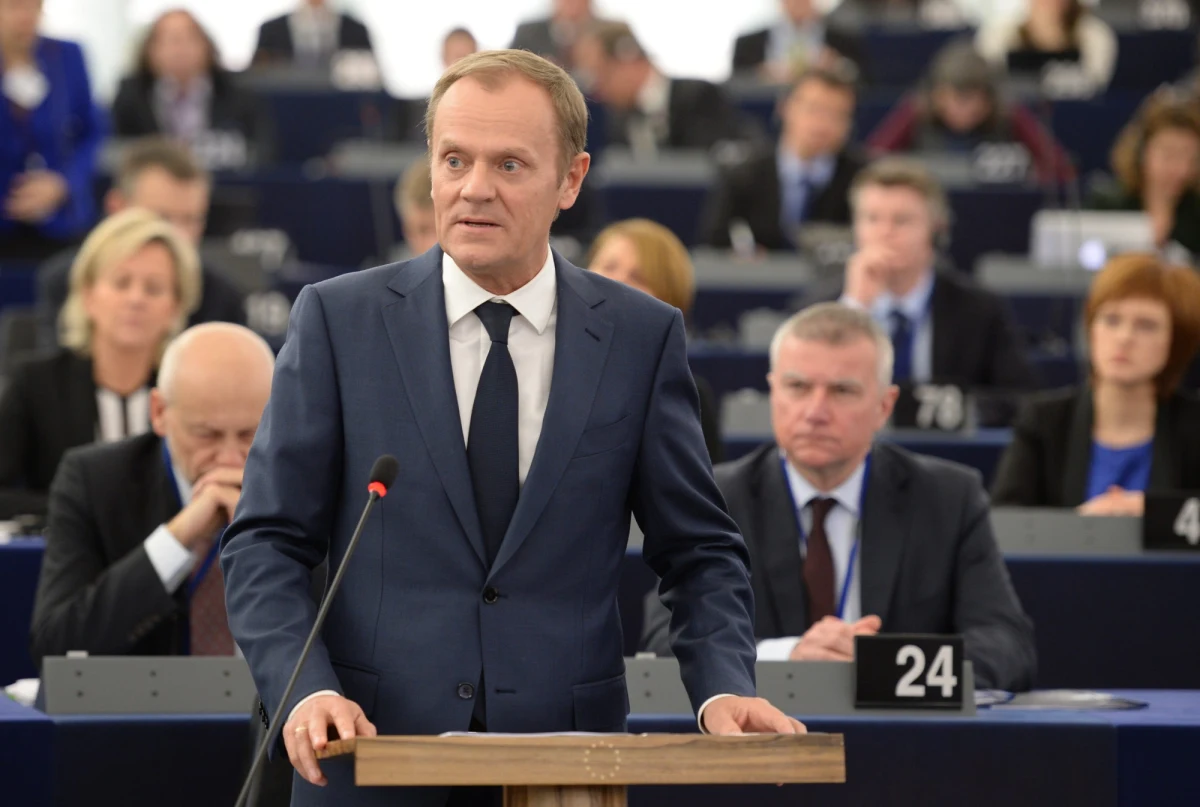 Donald Tusk ma już sobą pierwsze posiedzenie Parlamentu Europejskiego w Strasburgu. Europoseł Nigel Farage nazwał byłego polskiego premiera zarobkowym imigrantem. Głos zabrali też Andrzej Duda i Janusz Korwin-Mikke.