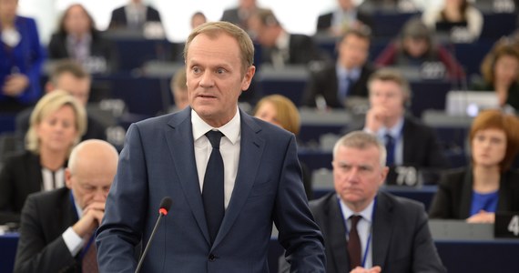 Donald Tusk ma już sobą pierwsze posiedzenie Parlamentu Europejskiego w Strasburgu. Europoseł Nigel Farage nazwał byłego polskiego premiera zarobkowym imigrantem. Głos zabrali też Andrzej Duda i Janusz Korwin-Mikke.