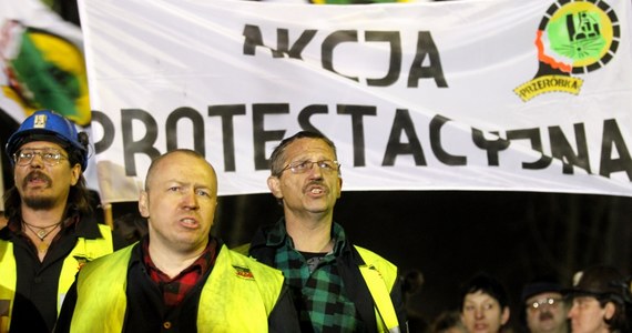 Solidarność apeluje do premier Ewy Kopacz o rezygnację z projektu likwidacji czterech kopalń. Jeśli pozostanie to bez odzewu - strajk rozszerzy się. Do protestu gotowi są już kolejarze.