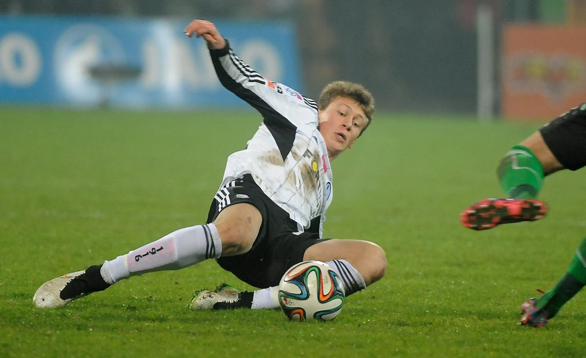 Angielskie media twierdzą, że Arsenal Londyn doszedł do porozumienia z Legią Warszawa w sprawie transferu Krystiana Bielika. "Kanonierzy" mają zapłacić za 17-letniego piłkarza 2,4 mln funtów (ok. 13 mln złotych). 