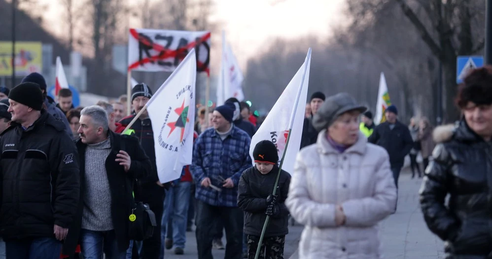 Gliwice Górnicy z kopalni KWK Sośnica Makoszowy z rodzinami oraz mieszkańcami miasta w ramach akcji protestacyjnej przeciwko likwidacji zakładu zablokowali Drogę Krajowa nr 44, zdj. z 13.01.2015