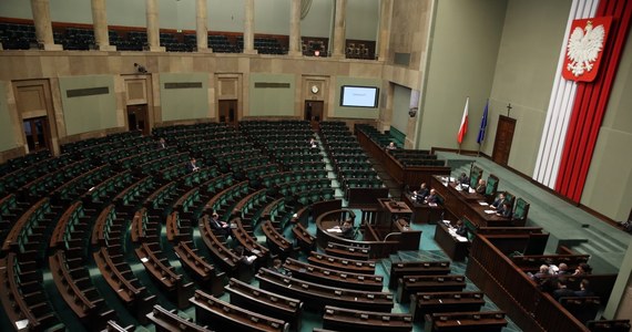 Tylko dwóch posłów - Jan Kaźmierczak i Paweł Suski z PO - stawiło się dziś przed komisją etyki poselskiej ws. niejasności przy rozliczeniach ich służbowych wyjazdów. Obaj przekonywali, że błędy były niezamierzone. Na posiedzeniu nie pojawili się pozostali z dziewięciu posłów, których podróże wzbudziły wątpliwości po wewnętrznym sejmowym audycie.