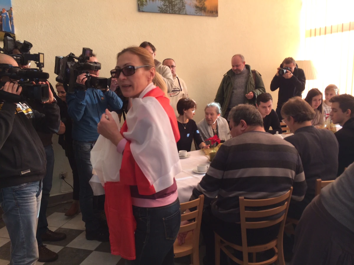 "Tu jest wspaniale, cicho, nie ma bomb" - mówią uchodźcy z Donbasu, którzy od wtorku aklimatyzują się na Warmii i Mazurach. Blisko 200 osób pochodzenia polskiego ewakuowanych z ogarniętej wojną wschodniej Ukrainy trafiło do dwóch ośrodków wypoczynkowych położonych nad jeziorem Łańskim w Warmińsko-Mazurskiem.