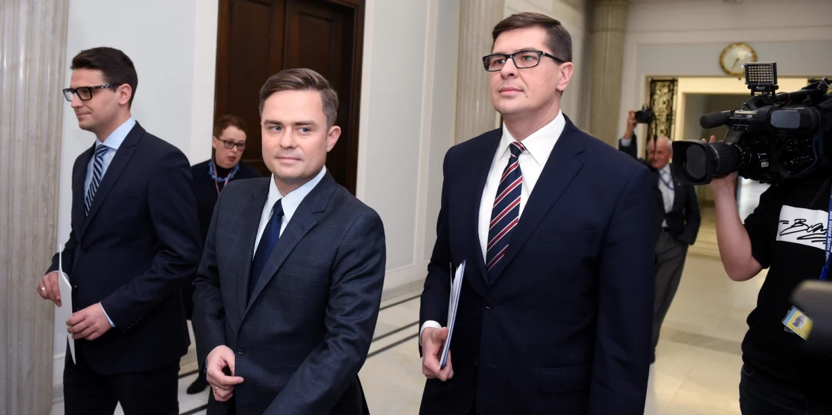 Prokuratura rozszerza badanie służbowych podróży trzech posłów, wyrzuconych z Prawa i Sprawiedliwości po wybuchu tzw. afery madryckiej - dowiedział się reporter RMF FM Krzysztof Zasada. Śledczy wystąpili o informacje na temat Adama Hofmana, Mariusza Antoniego Kamińskiego i Adama Rogackiego do Straży Granicznej i linii lotniczych. Chodzi o wszystkie wyjazdy tych parlamentarzystów budzące wątpliwości.