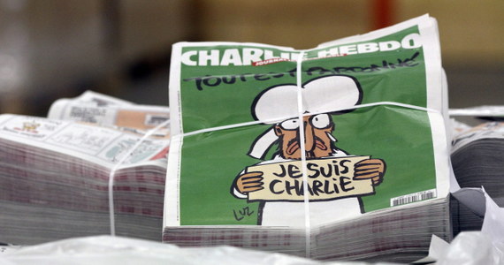 "Charlie Hebdo żyje i żyć będzie" - powiedział prezydent Francji Francois Hollande, z zadowoleniem witając opublikowany tego dnia nowy numer satyrycznego tygodnika "Charlie Hebdo". "Można zabić mężczyzn, można zabić kobiety, lecz nikt nigdy nie zabije ich idei" - dodał.