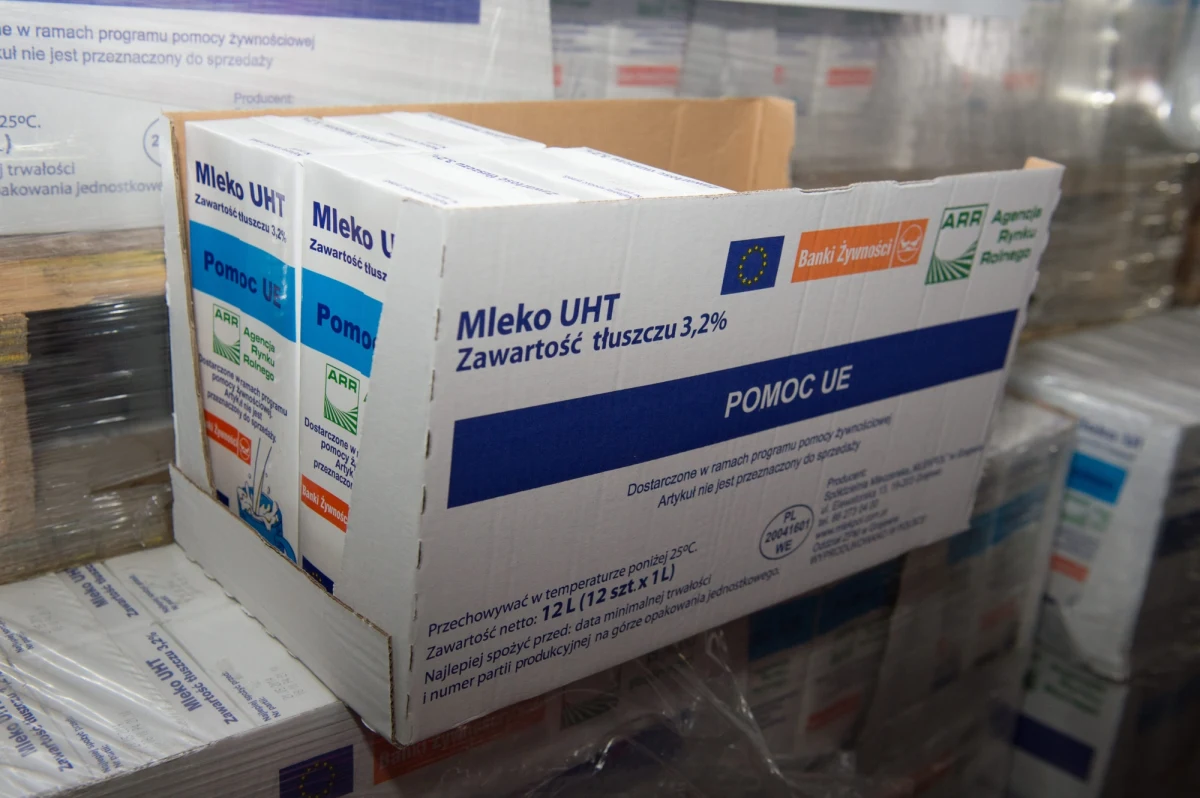„Resort pracy ograniczył możliwość przekazywania żywności potrzebującym” – pisze w czwartkowym wydaniu “Dziennik Polski”. Zmiana przepisów wywołała podwójny problem – Banki Żywności mają tony jedzenia, którego nie mogą rozdać, a osoby potrzebujące straciły istotne wsparcie. 