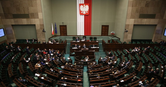 Kluby PiS i Sprawiedliwa Polska chcą odrzucenia projektu nowelizacji ustawy o funkcjonowaniu górnictwa węgla kamiennego. Sejmowa komisja pozytywnie zaopiniowała zgłoszone podczas nocnej debaty poprawki PO i jest za odrzuceniem zmian proponowanych przez SLD. 