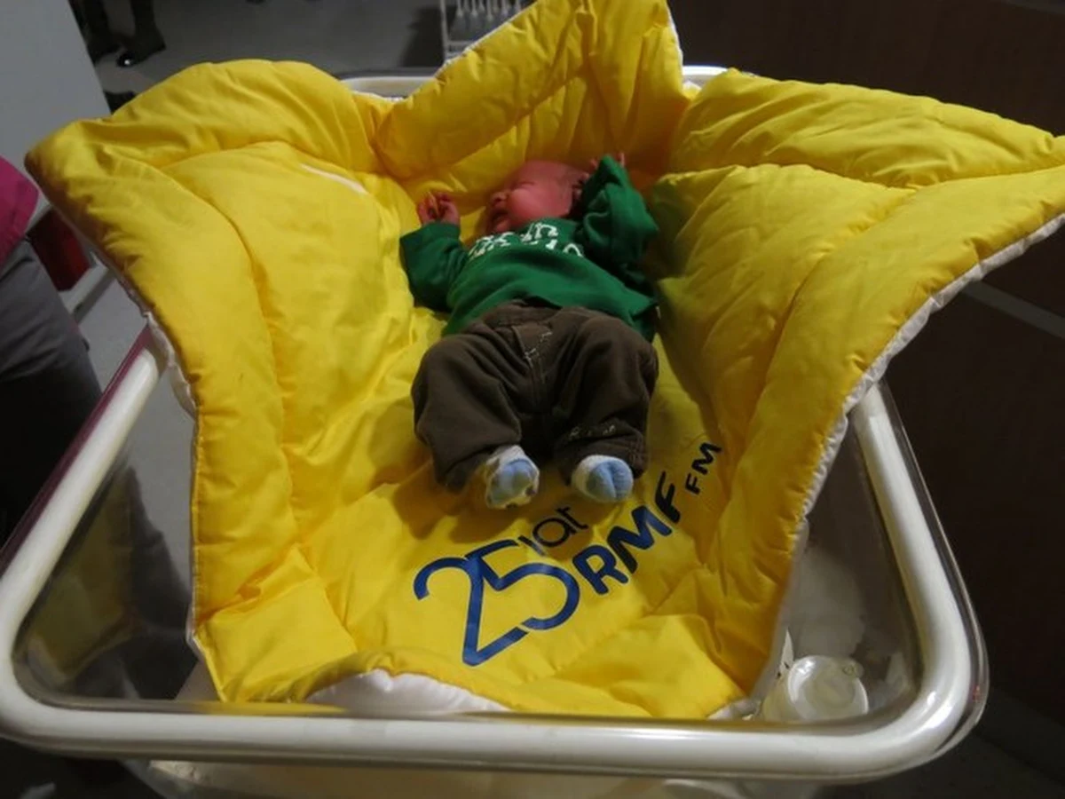 Dokładnie ćwierć wieku temu - 15 stycznia 1990 roku - zaczęło nadawać radio RMF FM! Wyrosło z nami już całe pokolenie. Teraz czekamy na nowe! Z tej okazji wszystkie maluchy, które przyjdą na świat 15 stycznia 2015 roku otrzymają od nas żółto-niebieską wyprawkę. Chcemy w szczególny sposób powitać naszych nowych słuchaczy i dlatego nie może nas dziś zabraknąć... na porodówkach!