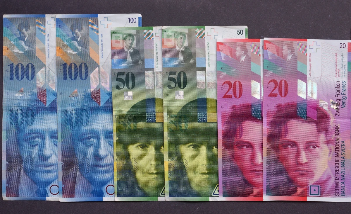 Panika na rynku walutowym. Kurs franka szwajcarskiego poszedł mocno w górę. Przed godziną 11 sięgnął w pewnym momencie poziomu 5 złotych i 19 groszy - najwyższego w historii. To fatalna wiadomość dla osób spłacających kredyty zaciągnięte we franku.