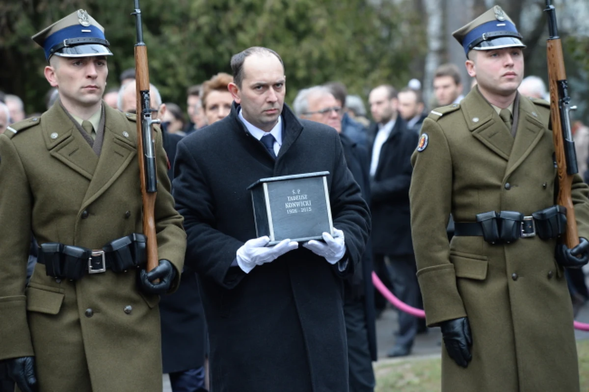Tadeusz Konwicki został pochowany na warszawskich Powązkach Wojskowych. "Żegnamy człowieka, który sam o sobie mówił, że zawsze był w drodze. Trochę tak jak całe jego pokolenie z Wilna" - mówił prezydent Bronisław Komorowski podczas pogrzebu pisarza.